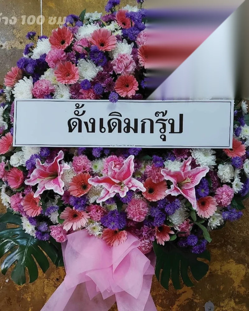 พวงหรีดดอกไม้สดโทนขาวชมพูพร้อมป้ายชื่อผู้ส่ง เตรียมนำส่งงานฌาปนกิจที่วัดในกรุงเทพฯ