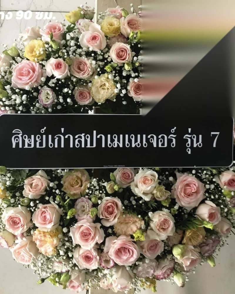พวงหรีดดอกไม้สด โทนขาวชมพู สไตล์ร่วมสมัย ส่งวัดในกรุงเทพ