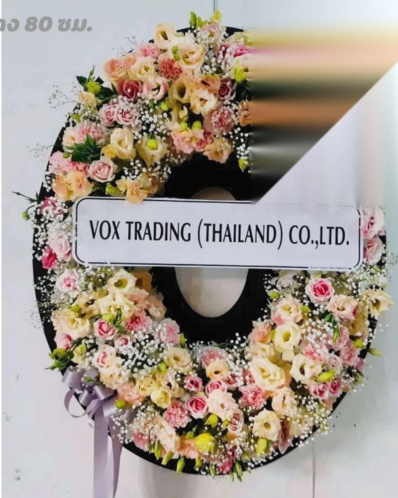 พวงหรีดดอกไม้สด โทนขาวเหลืองทอง ทรงหยดน้ำ ส่งวัดในกรุงเทพ