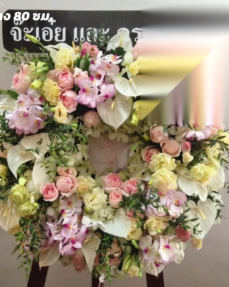 พวงหรีดดอกไม้สด โทนขาวเหลืองทอง ทรงหยดน้ำ ส่งวัดในกรุงเทพ