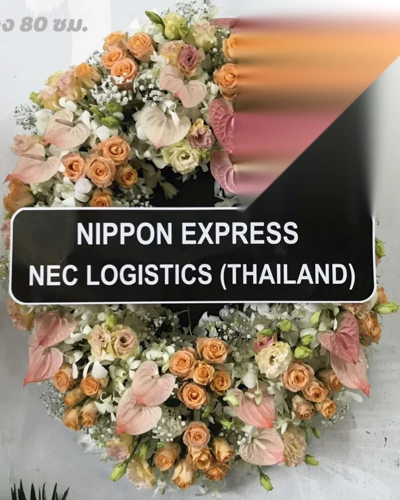 พวงหรีดดอกไม้สด โทนขาวเหลืองทอง ทรงสูงสง่า ส่งวัดในกรุงเทพ