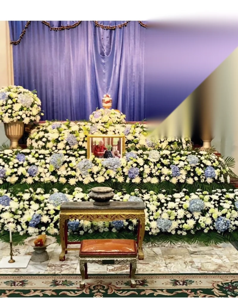 ดอกไม้หน้าศพ โทนขาวครีม จัดเต็มหน้าหีบพร้อมโต๊ะหมู่ ส่งวัดในกรุงเทพ