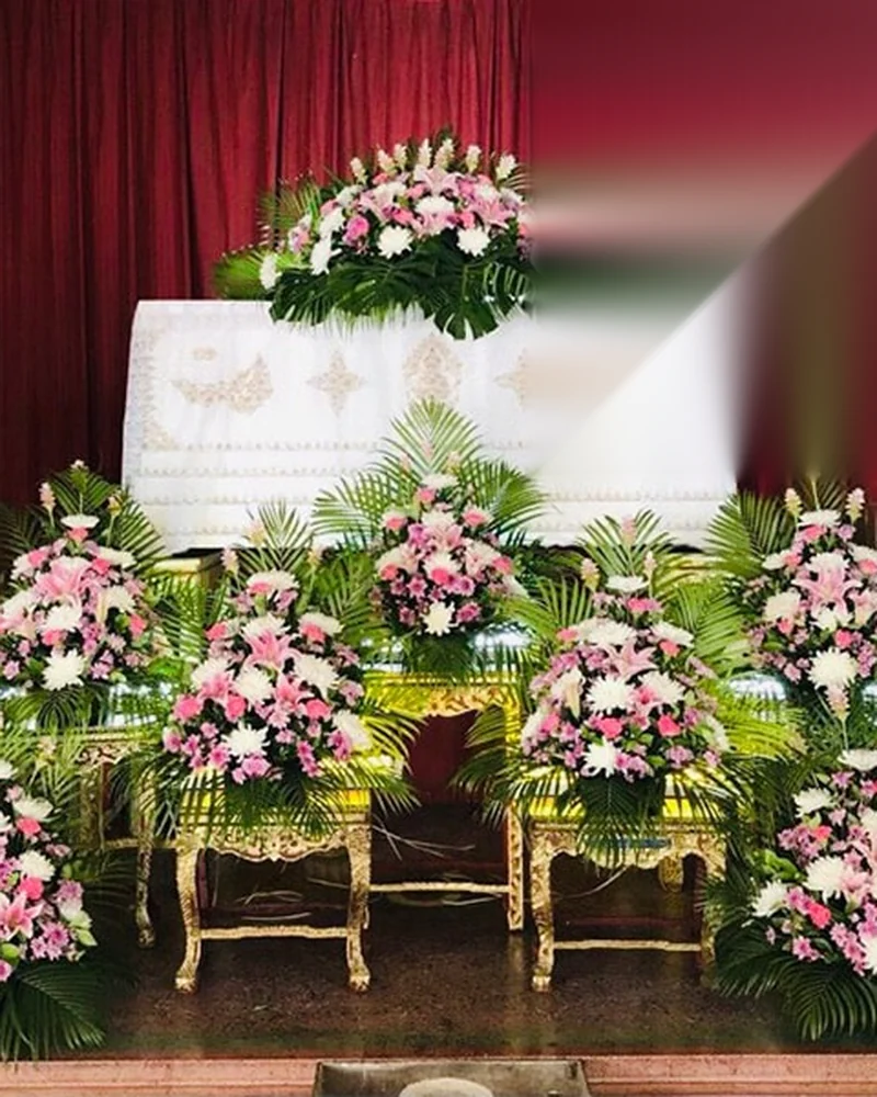 ดอกไม้หน้าศพ โทนขาวชมพู ชุดกะทัดรัดรับหีบขาว ส่งวัดในกรุงเทพ