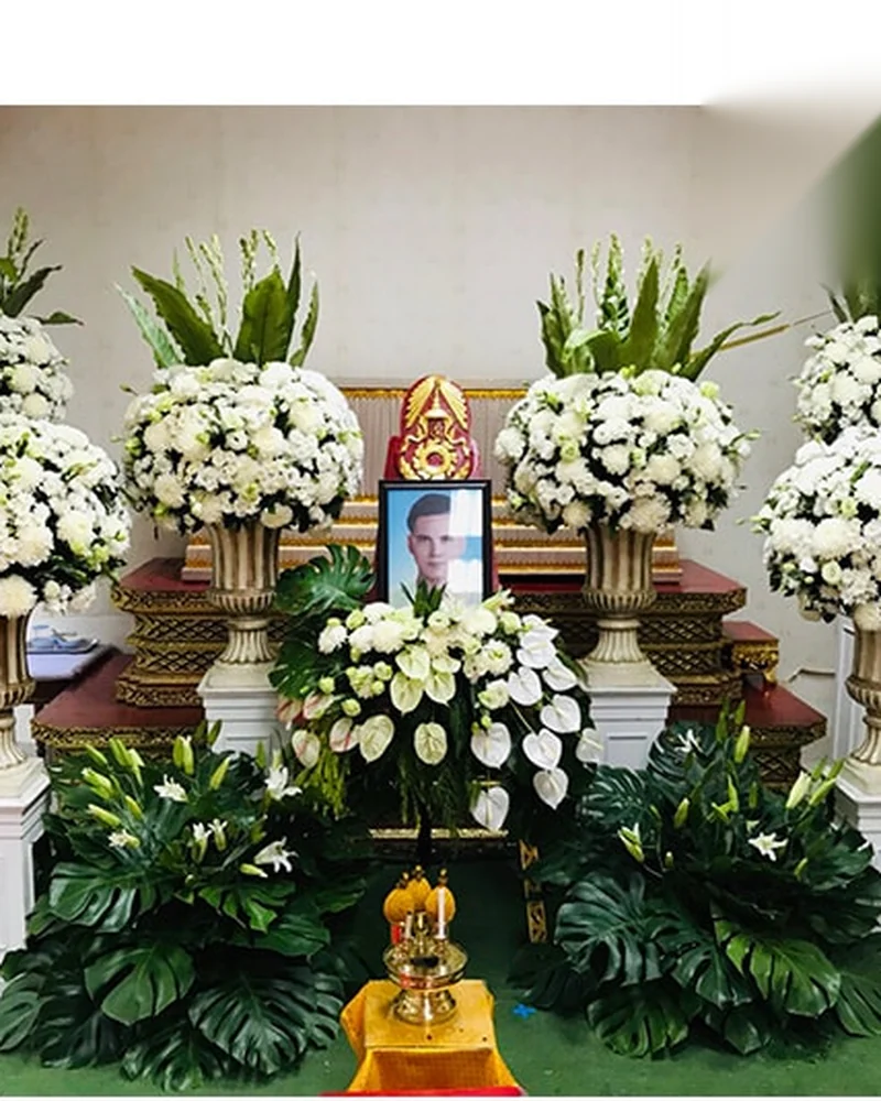 ดอกไม้หน้าศพ โทนขาวล้วน พุ่มกลมล้อมกรอบรูป ส่งวัดในกรุงเทพ