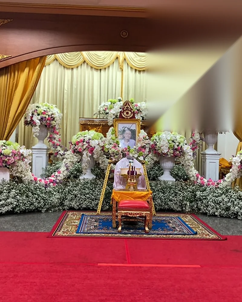 ดอกไม้หน้าศพ โทนขาวชมพู คู่แจกันสูงหน้าหีบ ส่งวัดในกรุงเทพ