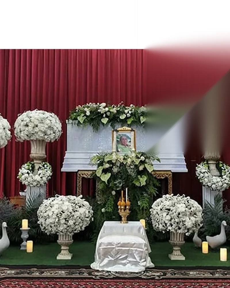 ดอกไม้หน้าศพ โทนขาวล้วน พุ่มเบญจมาศทรงกลมสามจุด ส่งวัดในกรุงเทพ