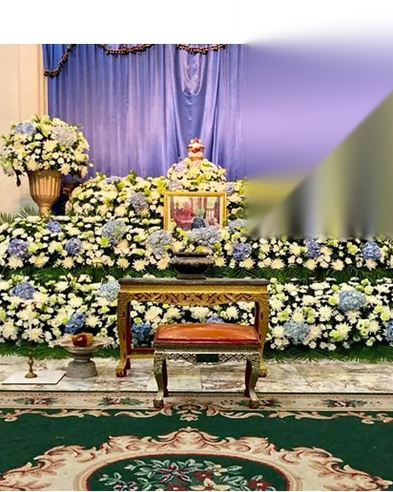 ดอกไม้หน้าศพ โทนขาวล้วน แนวโค้งรับหน้าหีบ ส่งวัดในกรุงเทพ