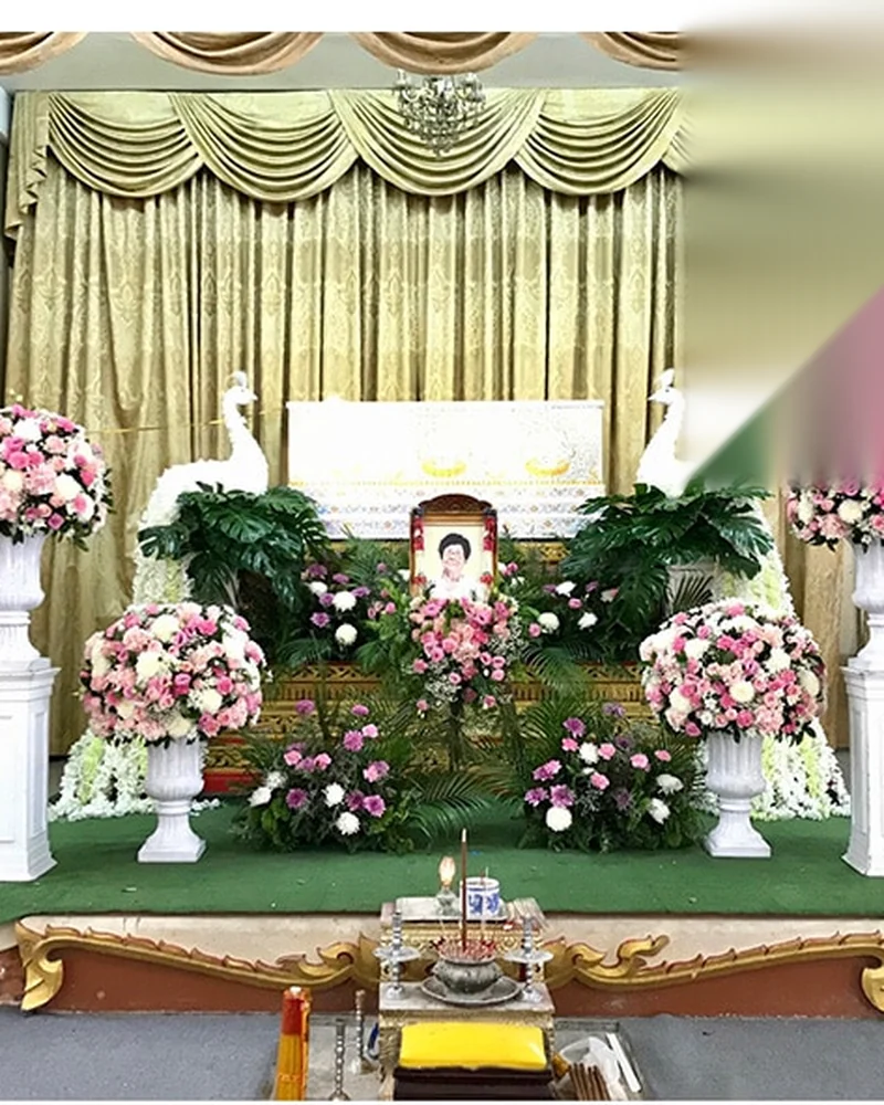 ดอกไม้หน้าศพ โทนชมพูม่วง สไตล์สวนดอกไม้หน้าหีบ ส่งวัดในกรุงเทพ