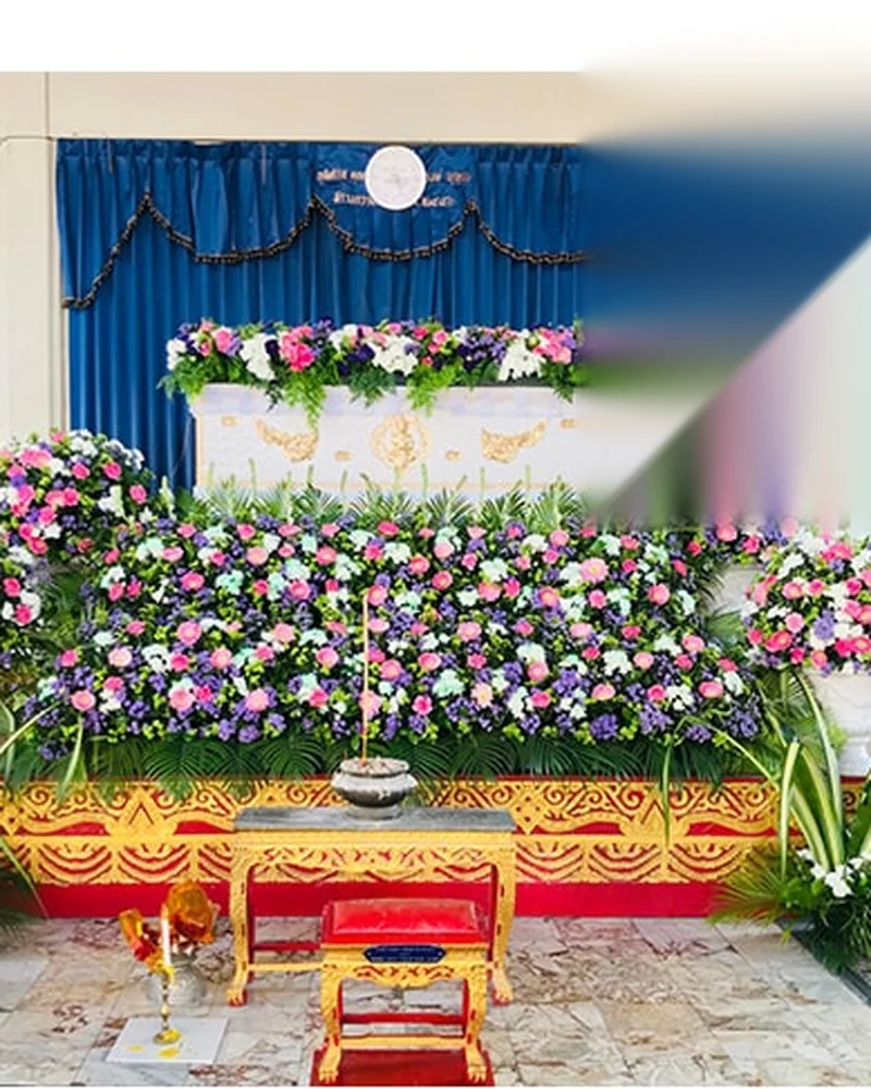 ดอกไม้หน้าศพ โทนขาวชมพู ผนังดอกไม้แนวนอนยาว ส่งวัดในกรุงเทพ