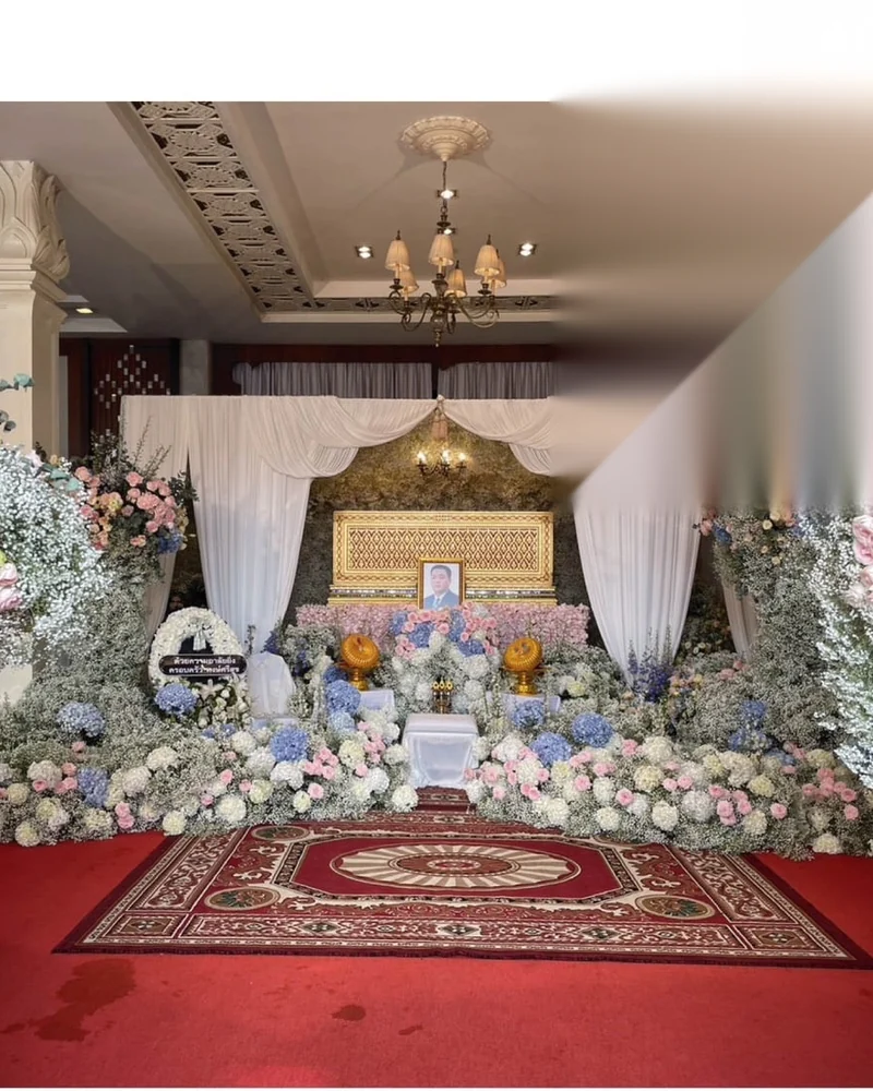 โต๊ะบูชาดอกไม้ประดับที่ศาลาวัดในกรุงเทพฯ สำหรับพิธีทางศาสนาหลังฌาปนกิจ