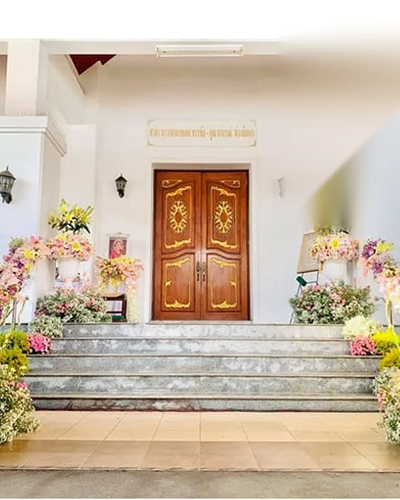 ดอกไม้หน้าศพ โทนขาวชมพู ชุดแต่งบันไดทางเข้าโบสถ์ ส่งวัดในกรุงเทพ