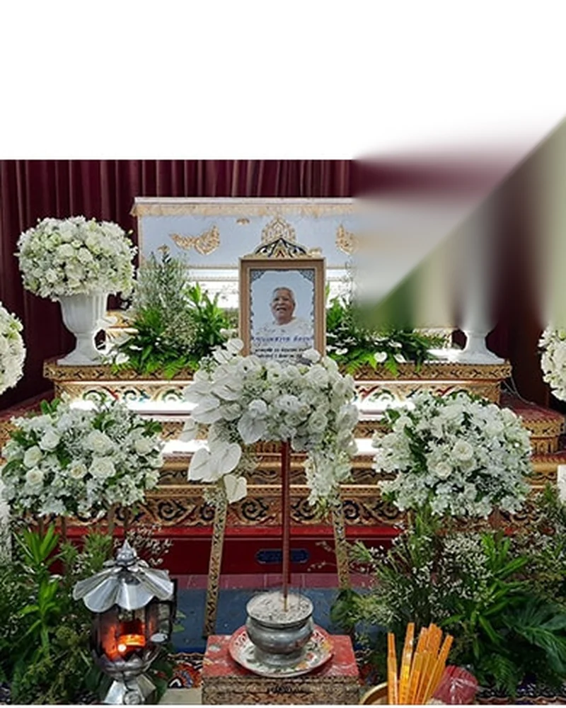 ดอกไม้หน้าศพ โทนขาวล้วน ชุดใหญ่พร้อมชุดโต๊ะบูชา ส่งวัดในกรุงเทพ