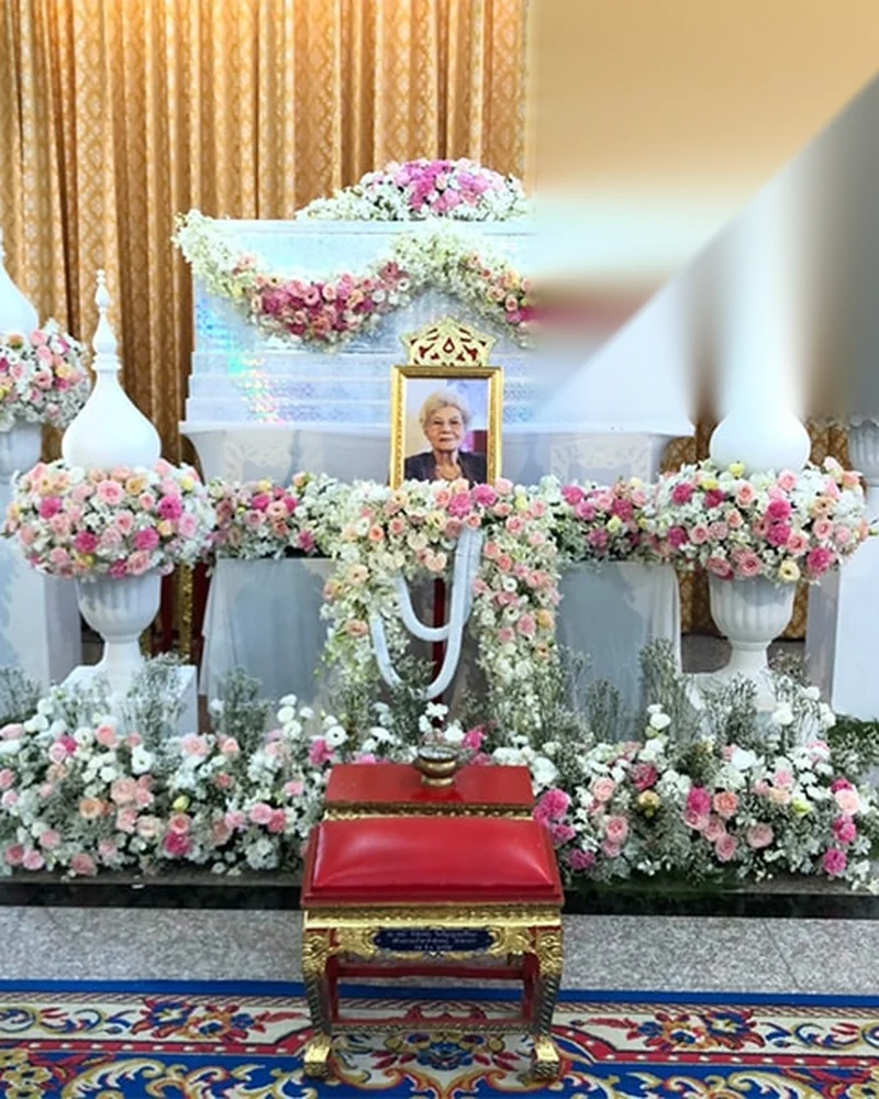 ดอกไม้หน้าศพ โทนขาวชมพู พร้อมแจกันประดับข้างคู่ ส่งวัดในกรุงเทพ
