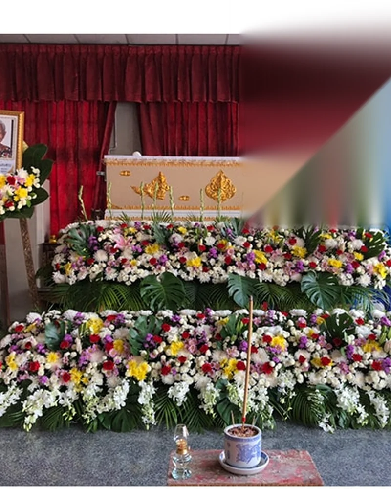 ดอกไม้หน้าศพ โทนขาวเหลือง แนวยาวสลับโทนสองสี ส่งวัดในกรุงเทพ