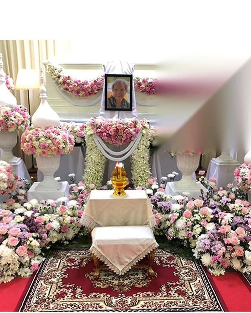 ดอกไม้ประดับหน้าเมรุวัดในกรุงเทพฯ ก่อนพิธีฌาปนกิจและเก็บอัฐิ