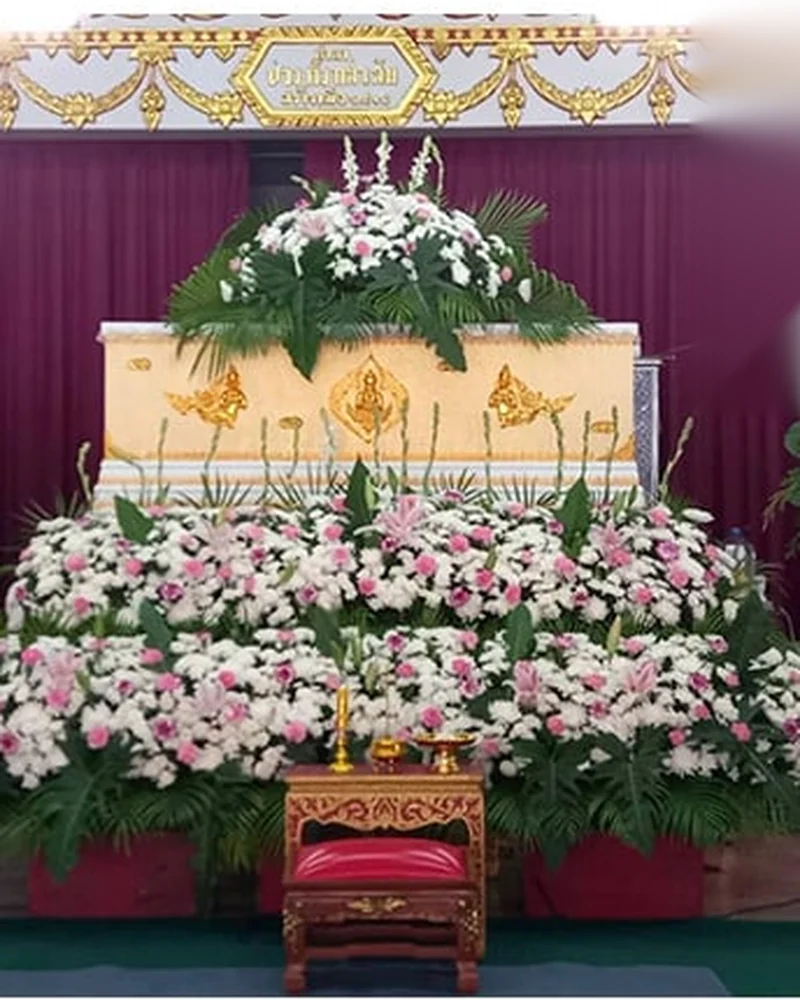 ดอกไม้หน้าศพ โทนขาวชมพู ชั้นลดหลั่นใต้ซุ้มลายไทย ส่งวัดในกรุงเทพ