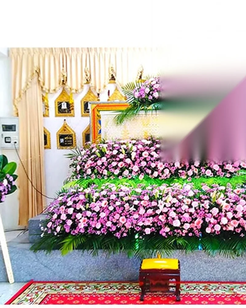 ดอกไม้หน้าศพ โทนชมพูไล่เฉด ผนังดอกไม้ไล่สี ส่งวัดในกรุงเทพ