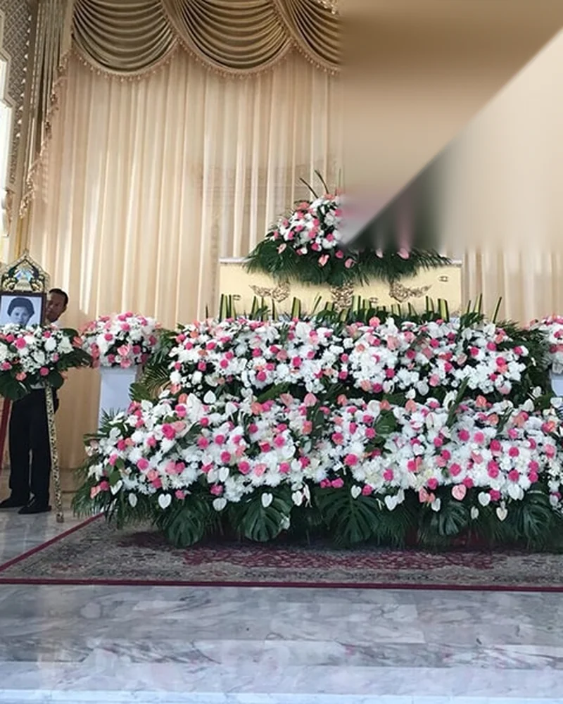 ดอกไม้หน้าศพ โทนขาวชมพู แนวกว้างเต็มหน้าเวที ส่งวัดในกรุงเทพ