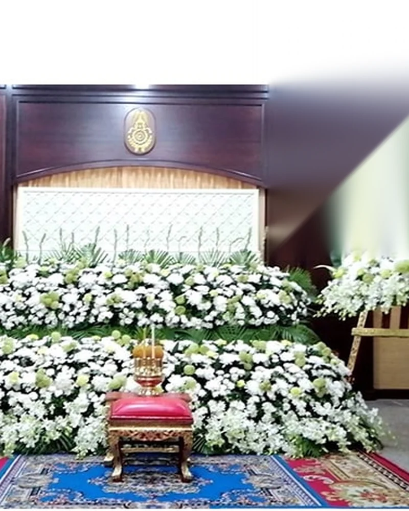 ดอกไม้หน้าศพ โทนขาวล้วน จัดเต็มผืนหน้าหีบ ส่งวัดในกรุงเทพ