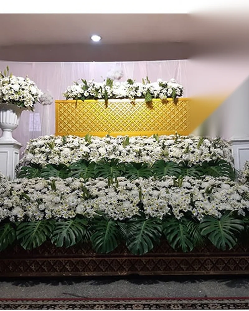 ดอกไม้หน้าศพ โทนขาวเขียว ฉากทองประดับพุ่มขาว ส่งวัดในกรุงเทพ