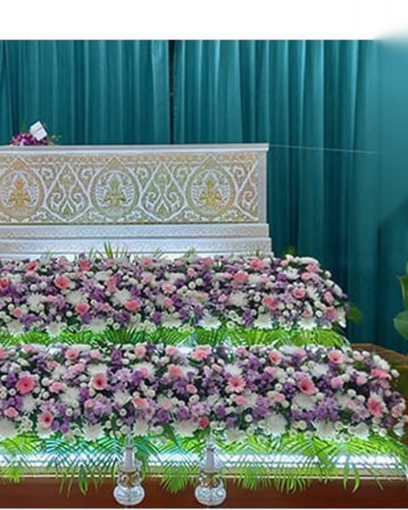 ดอกไม้หน้าศพ โทนขาวชมพู แซมใบเขียวเขตร้อน ส่งวัดในกรุงเทพ