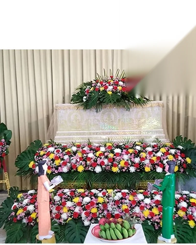 ดอกไม้หน้าศพ โทนหลากสี จัดขั้นบันไดหน้าหีบ ส่งวัดในกรุงเทพ