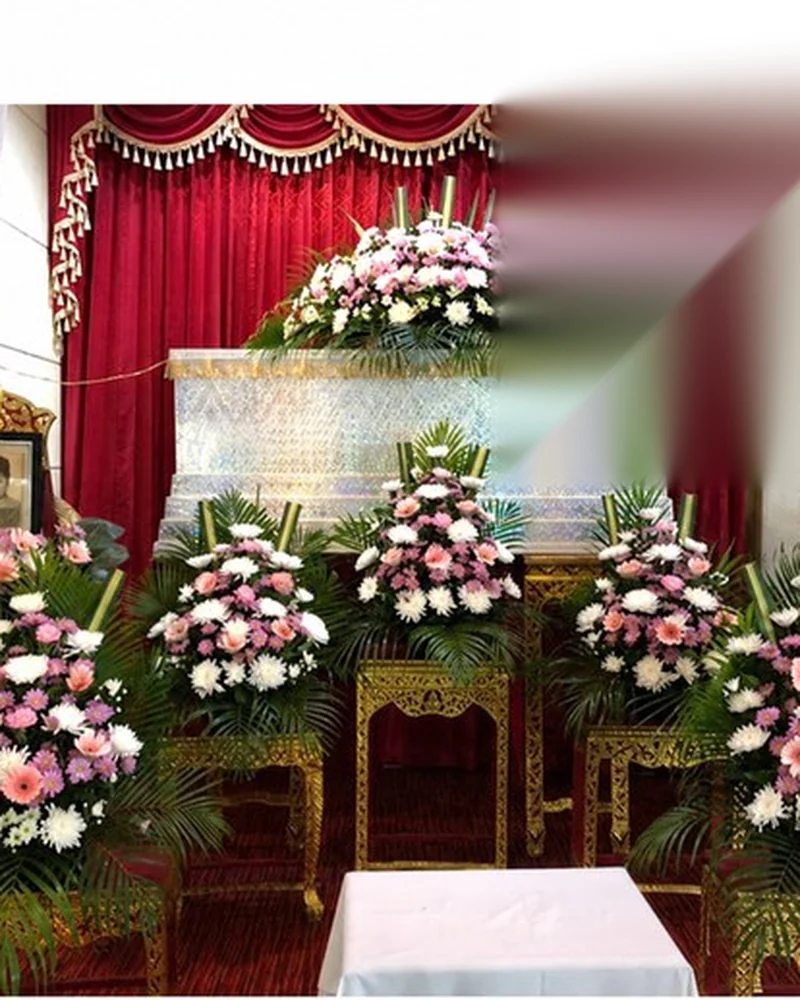 ดอกไม้หน้าศพ โทนขาวชมพู ชุดสามพุ่มกะทัดรัด ส่งวัดในกรุงเทพ