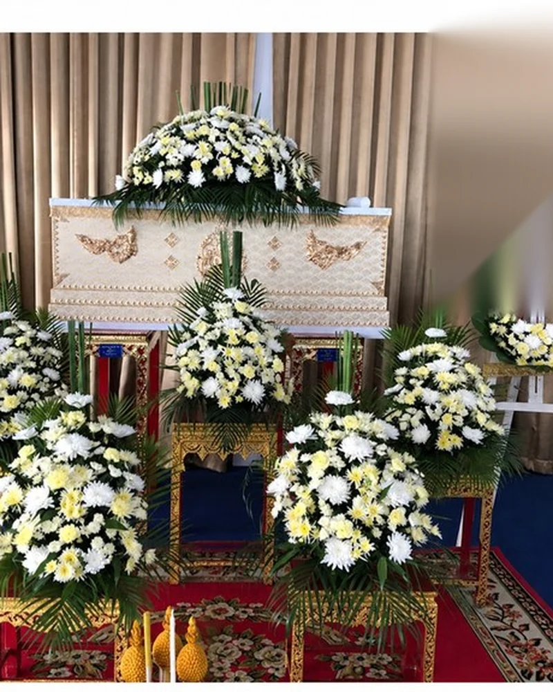 ดอกไม้หน้าศพ โทนขาวเหลือง พวงใหญ่เหนือหีบเพิ่มมิติ ส่งวัดในกรุงเทพ