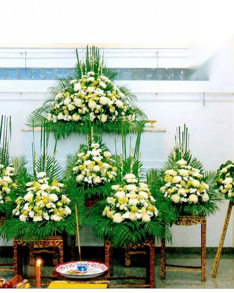 ดอกไม้หน้าศพ โทนเขียวขาว โครงไผ่ประดับเบญจมาศ ส่งวัดในกรุงเทพ