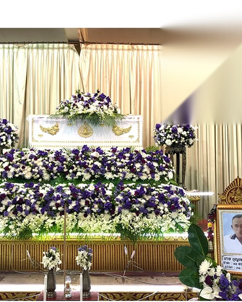 ดอกไม้หน้าศพ โทนม่วงขาว จัดชั้นลดหลั่นเต็มผนัง ส่งวัดในกรุงเทพ