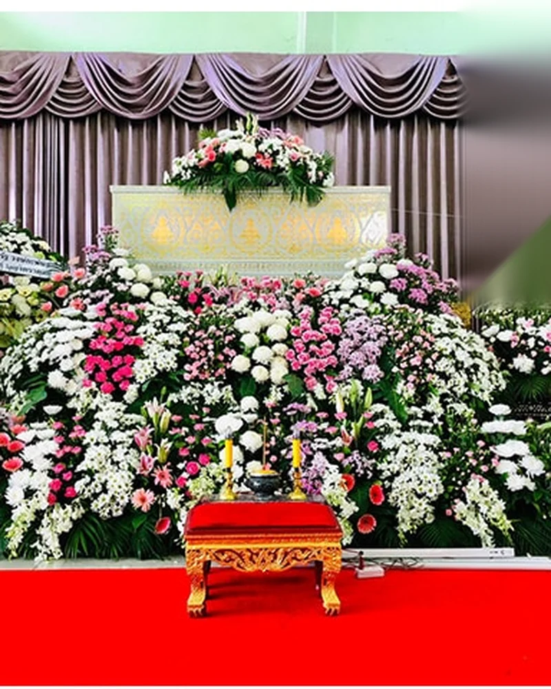 ดอกไม้หน้าศพ โทนชมพูม่วง แซมหลายสีสดชื่น ส่งวัดในกรุงเทพ
