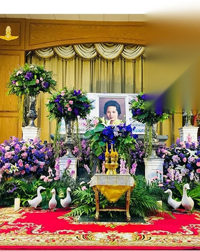ดอกไม้หน้าศพ โทนม่วงขาว พร้อมหงส์คู่หน้าหีบ ส่งวัดในกรุงเทพ