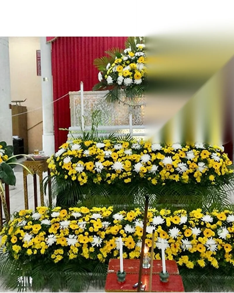 ดอกไม้หน้าศพ โทนเหลืองขาว เบญจมาศเหลืองเต็มแนว ส่งวัดในกรุงเทพ