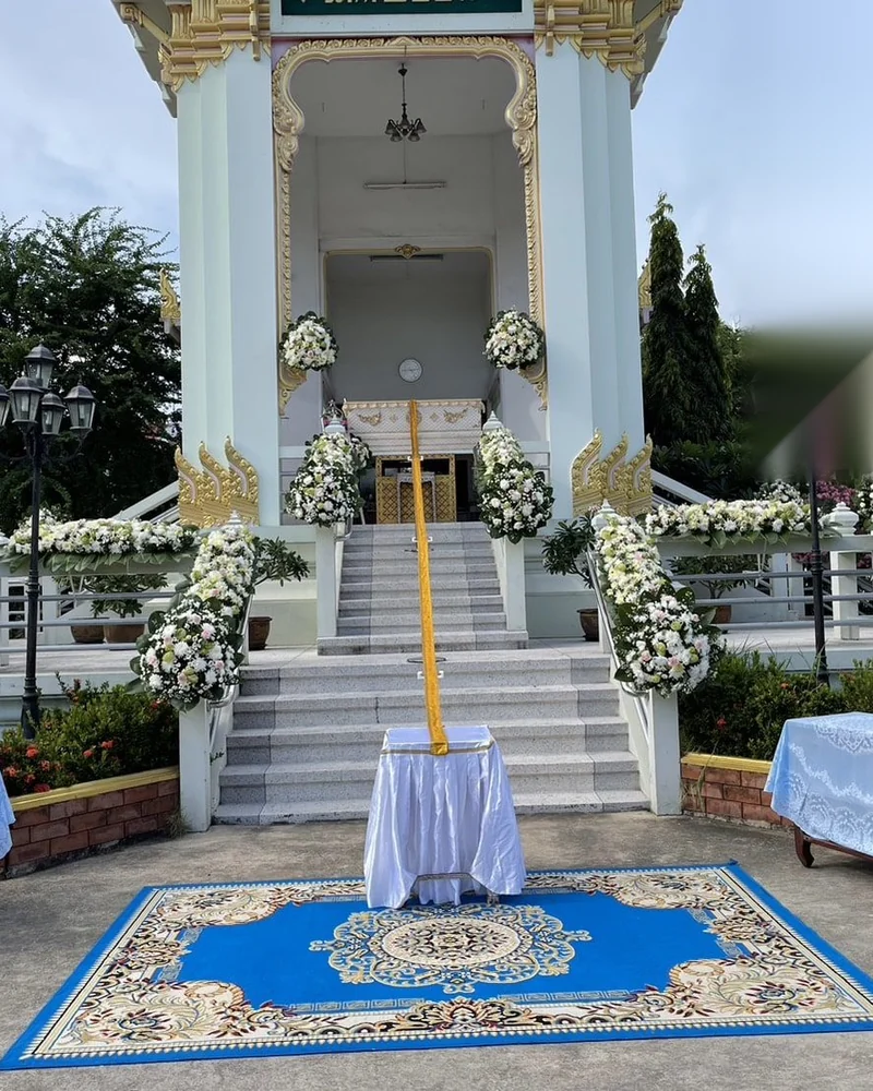 ดอกไม้ประดับทางขึ้นศาลาบำเพ็ญกุศลของวัดในกรุงเทพฯ จัดเสร็จก่อนแขกมาถึง