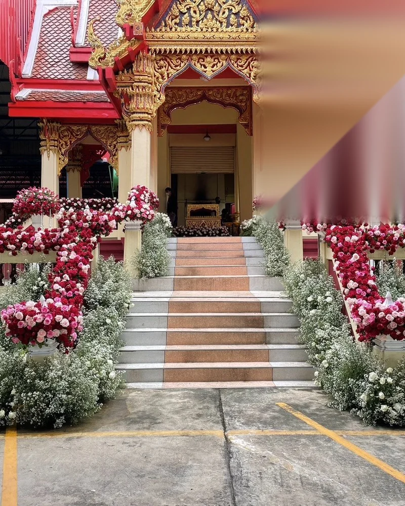 ดอกไม้ประดับเมรุ โทนแดงขาว กุหลาบเรียงราวบันได ส่งวัดในกรุงเทพ