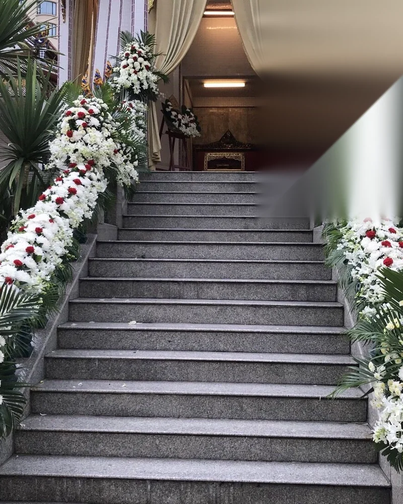 ดอกไม้ประดับเมรุ โทนขาวล้วน แนวราวบันไดขั้นยาว ส่งวัดในกรุงเทพ
