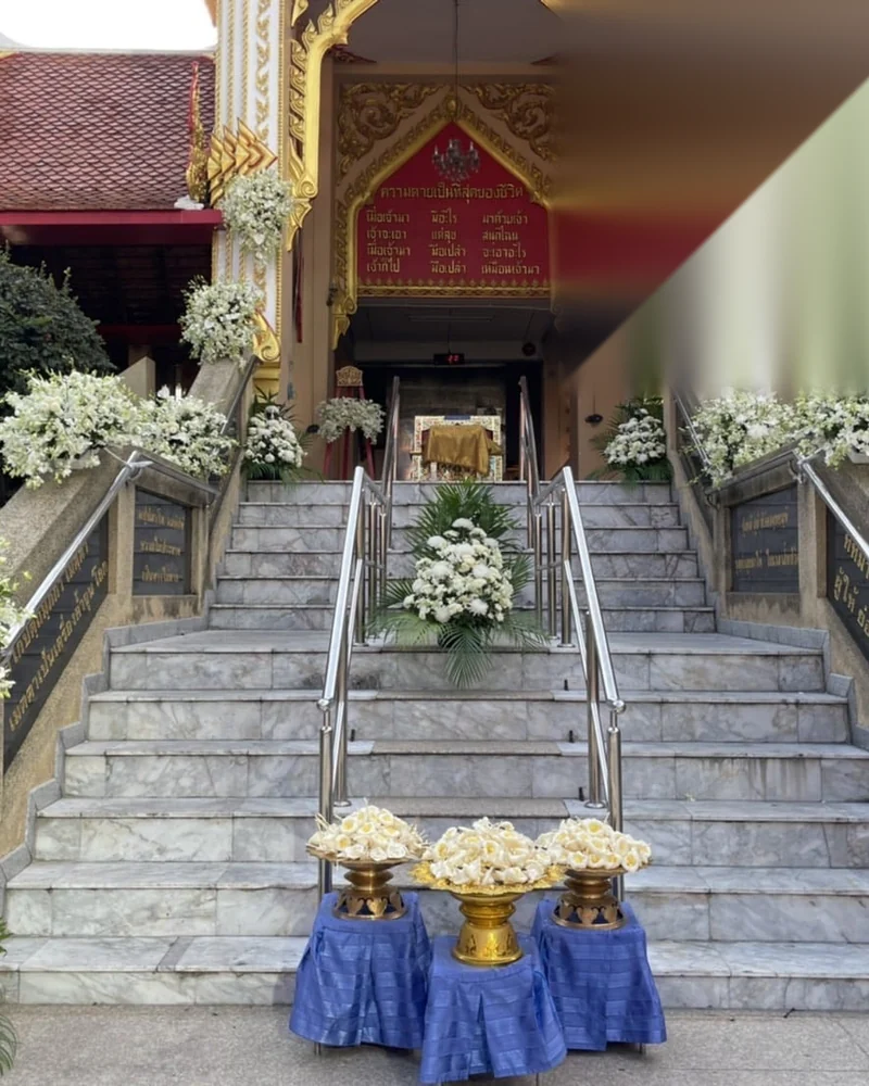 ดอกไม้ประดับเมรุ โทนขาวล้วน พร้อมโต๊ะเครื่องบูชา ส่งวัดในกรุงเทพ