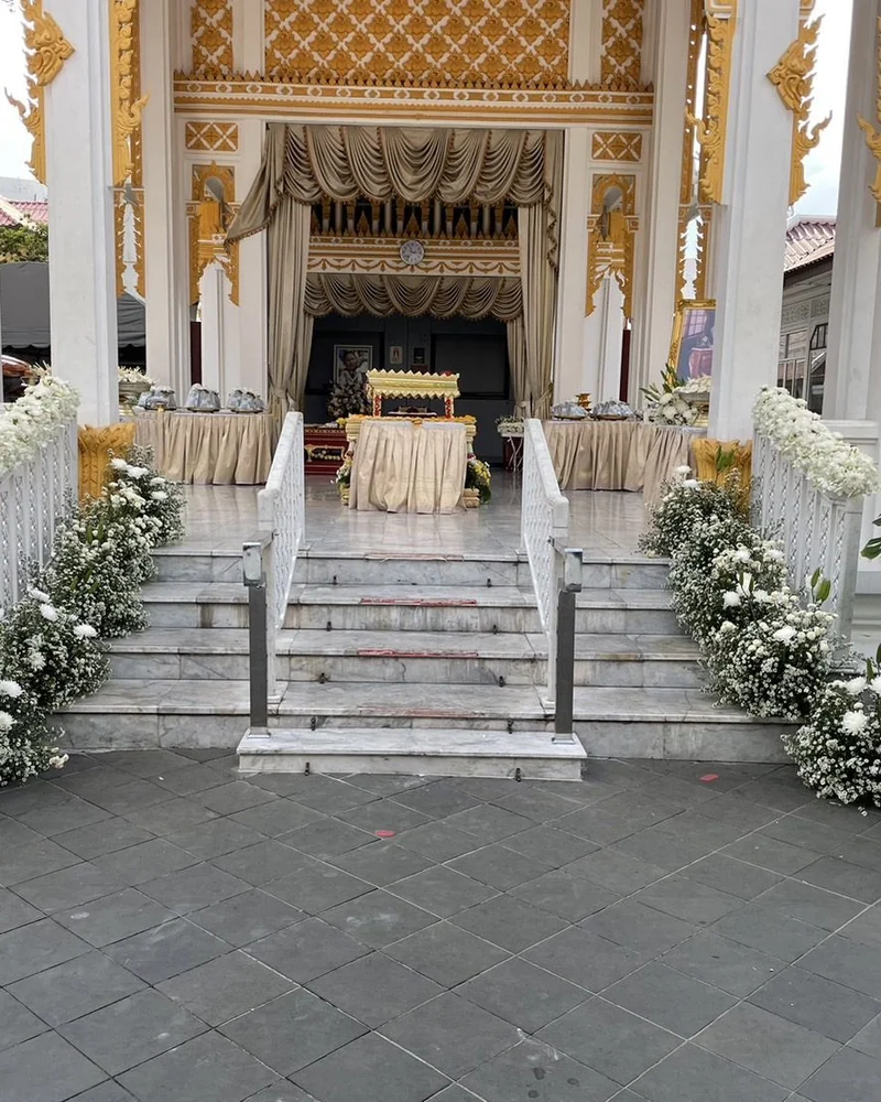 ดอกไม้ประดับเมรุ โทนขาวล้วน ประดับศาลาหน้าเมรุ ส่งวัดในกรุงเทพ