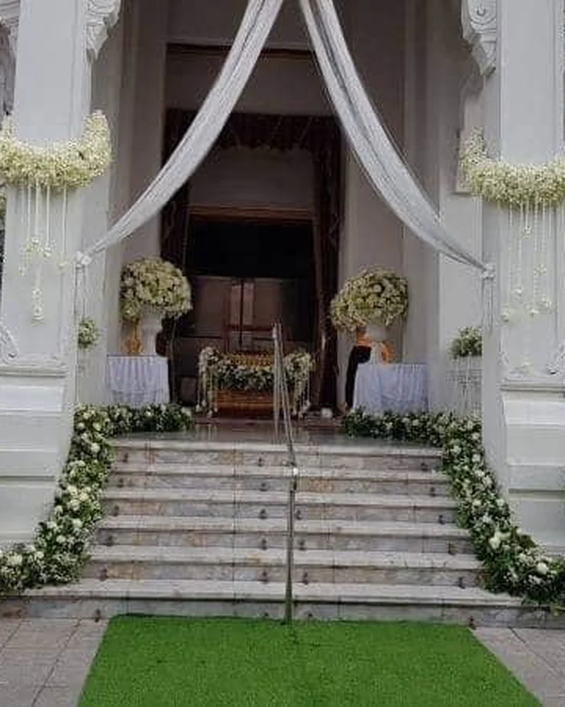 ดอกไม้ประดับเมรุ โทนขาวล้วน ม่านขาวประดับทางเข้า ส่งวัดในกรุงเทพ