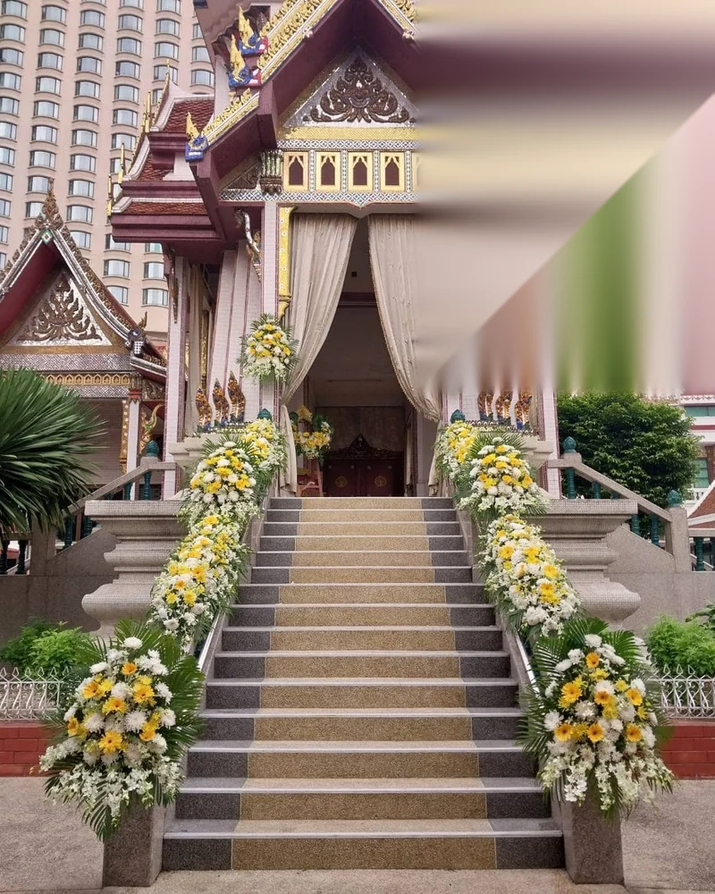 ดอกไม้ประดับเมรุ โทนเหลืองขาว พุ่มคู่ตลอดราวบันได ส่งวัดในกรุงเทพ
