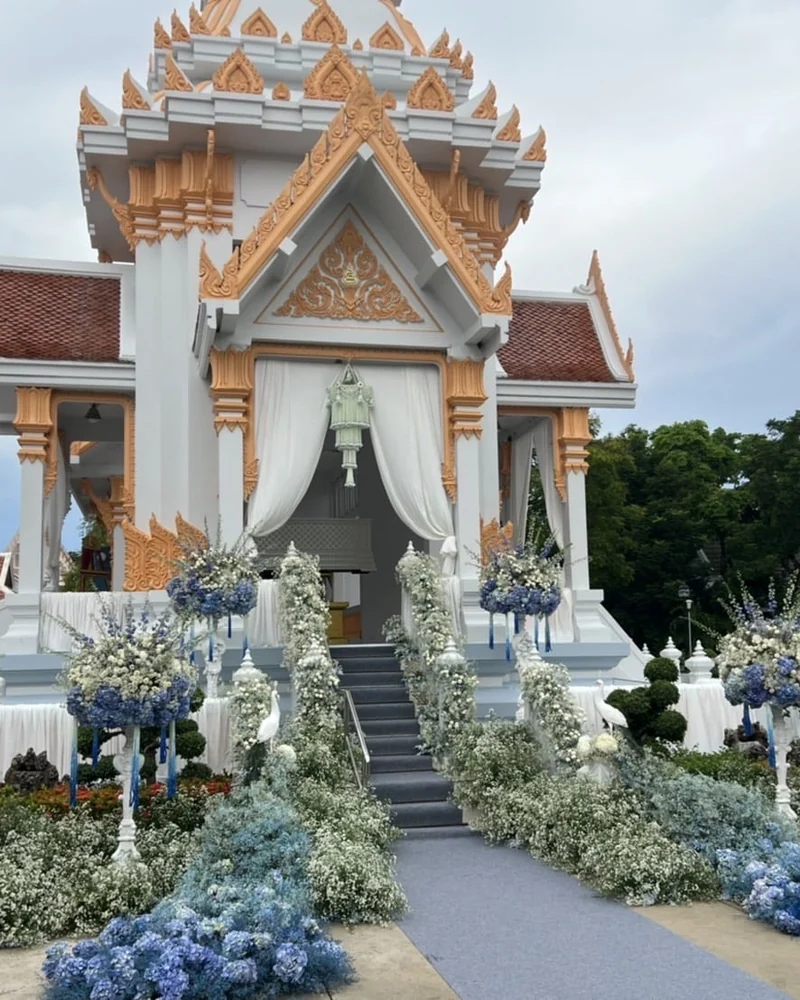 ดอกไม้ประดับเมรุ โทนขาวเขียว ไม้พุ่มรอบลานทางเดิน ส่งวัดในกรุงเทพ