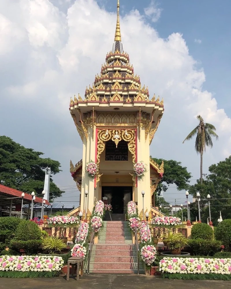 ดอกไม้ประดับเมรุ โทนขาวชมพู จัดเต็มรอบองค์เมรุ ส่งวัดในกรุงเทพ