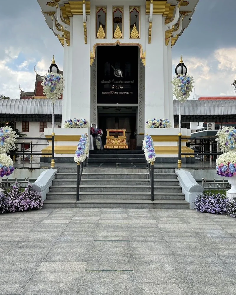ดอกไม้ประดับเมรุ โทนม่วงขาว หน้าเมรุยอดปราสาท ส่งวัดในกรุงเทพ