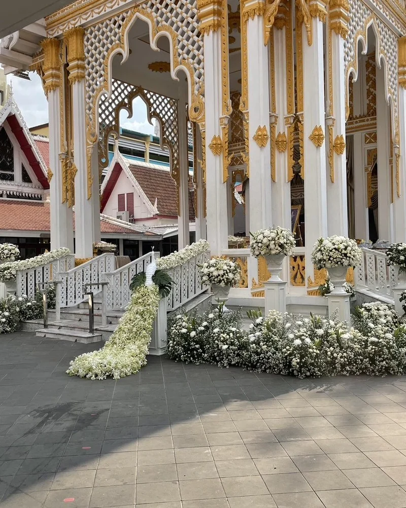 ดอกไม้ประดับเมรุ โทนขาวล้วน ช่อน้ำตกเกาะเสาคู่ ส่งวัดในกรุงเทพ