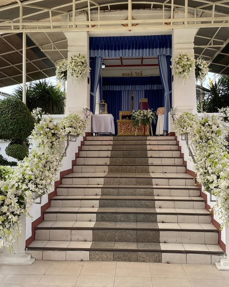 ดอกไม้ประดับเมรุ โทนขาวเขียว ขั้นบันไดหินขัด ส่งวัดในกรุงเทพ