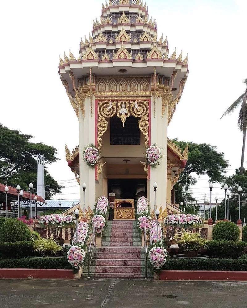 พวงหรีดพรีเมียมโทนขาวตั้งหน้าศาลาวัดในกรุงเทพฯ คืนสวดพระอภิธรรมก่อนวันฌาปนกิจ