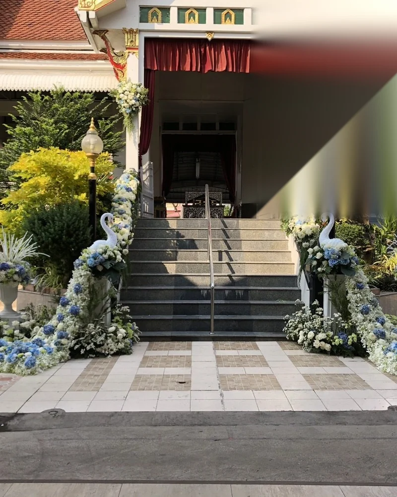 ดอกไม้ประดับเมรุ โทนขาวฟ้า ช่อเลื้อยเกาะราวบันได ส่งวัดในกรุงเทพ