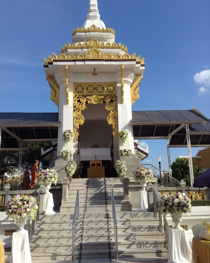 ดอกไม้ประดับเมรุ โทนขาวล้วน เมรุกลางแจ้งเต็มชุด ส่งวัดในกรุงเทพ