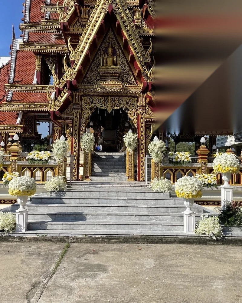 ดอกไม้ประดับเมรุ โทนเหลืองขาว ดาวเรืองรอบฐานเมรุ ส่งวัดในกรุงเทพ