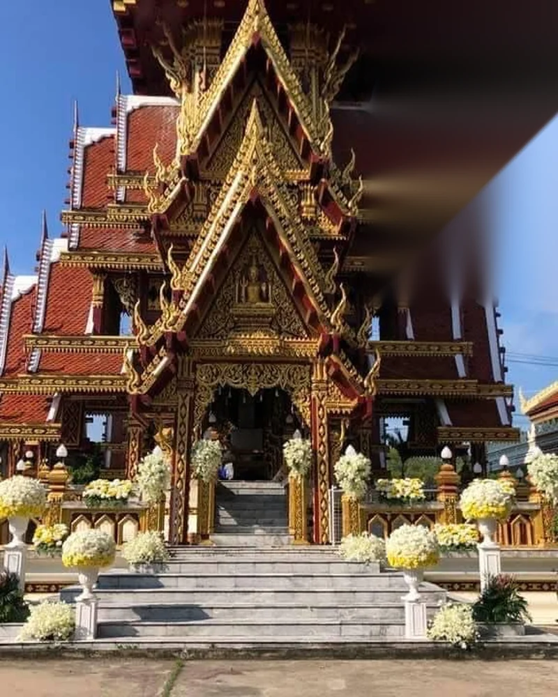 ดอกไม้ประดับเมรุ โทนขาวเหลือง รับเมรุยอดแหลมทรงไทย ส่งวัดในกรุงเทพ